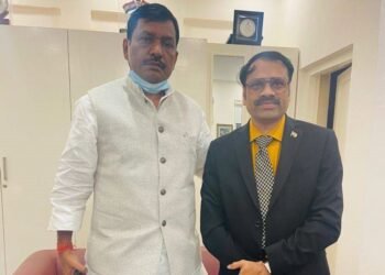 अखिलेश कुमार सिंह (राज्यसभा सांसद) के साथ रुसेन कुमार