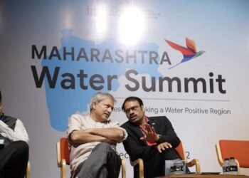 तस्वीर में महान समाज सुधारक (Social Reformer), प्रसिद्ध शहरी योजनाकार (Urban Planer) और सामाजिक तथा कृषि विशेषज्ञ (Agriculture Expert) मयंक गांधी (Mayank Gandhi) के साथ रुसेन कुमार (Rusen Kumar) के साथ दिखाई दे रहे हैं।