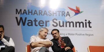 तस्वीर में महान समाज सुधारक (Social Reformer), प्रसिद्ध शहरी योजनाकार (Urban Planer) और सामाजिक तथा कृषि विशेषज्ञ (Agriculture Expert) मयंक गांधी (Mayank Gandhi) के साथ रुसेन कुमार (Rusen Kumar) के साथ दिखाई दे रहे हैं।