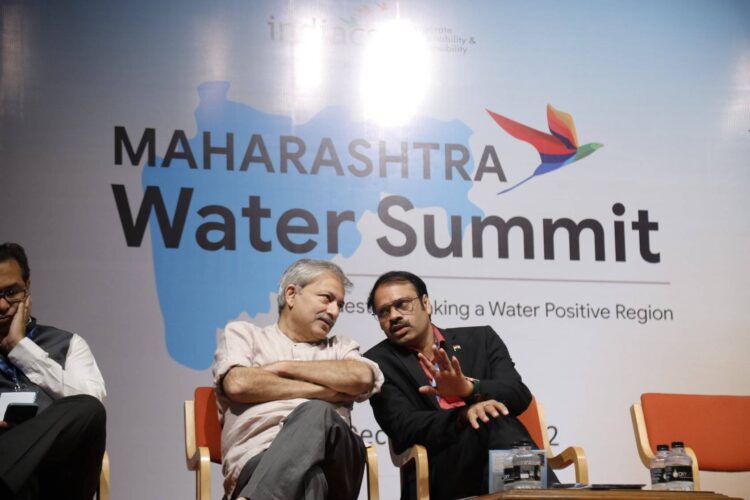 तस्वीर में महान समाज सुधारक (Social Reformer), प्रसिद्ध शहरी योजनाकार (Urban Planer) और सामाजिक तथा कृषि विशेषज्ञ (Agriculture Expert) मयंक गांधी (Mayank Gandhi) के साथ रुसेन कुमार (Rusen Kumar) के साथ दिखाई दे रहे हैं।