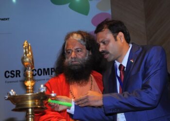 परम पूज्य स्वामी चिदानंद सरस्वती जी के साथ रुसेन कुमार