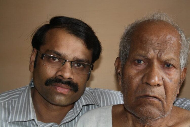 महान समाज सुधारक रेशम लाल जाँगड़े के साथ रुसेन कुमार