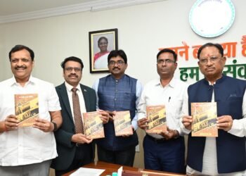 मुख्यमंत्री के साथ रुसेन कुमार ने किया ‘रायगढ़ एक खोज’ का विमोचन