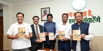 मुख्यमंत्री के साथ रुसेन कुमार ने किया ‘रायगढ़ एक खोज’ का विमोचन