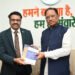 रुसेन कुमार ने छत्तीसगढ़ के मुख्यमंत्री विष्णुदेव साय को अपनी तीन पुस्तकें भेंट की